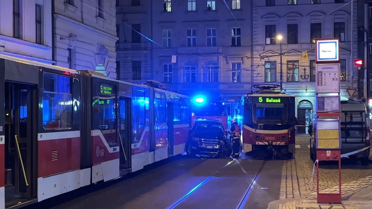 Tramvaje v centru Prahy mezi sebe skříply auto